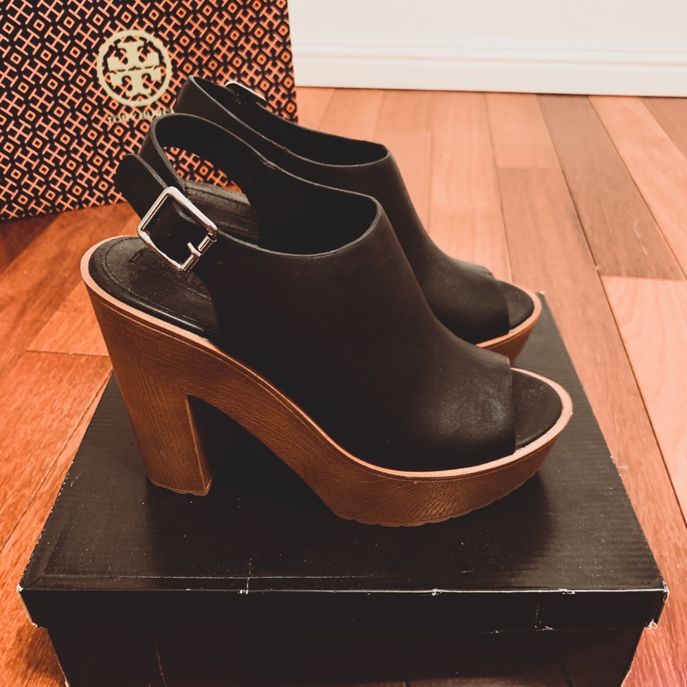 FORVER 21 THICK HEELED PUMPS